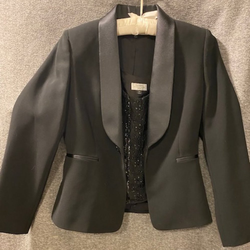 Designer 2 pc Tuxedo jacket and sequined tank made by Tahari  Size 2 Petite